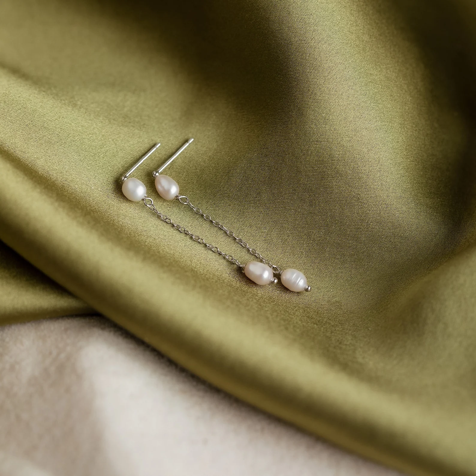 Pearl Drop Chain Earrings - Image 4